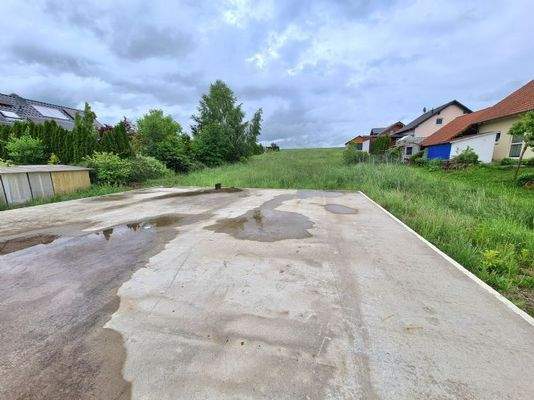 Bodenplatte mit Blick auf östl. Grundstücksbereich