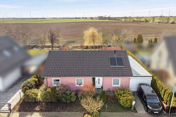 Haus mit Feldblick_ausgeblendet