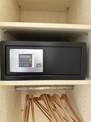 Safe im Schlafzimmer II & III