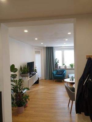 Blick vom Flur in das Wohnzimmer 