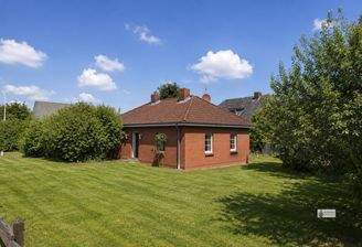 Bungalow mit üppigem Garten