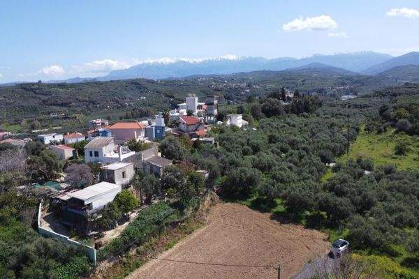 Kreta, Tavronitis: Grundstück mit hoher Bebaubarkeit in Meeresnähe zu verkaufen