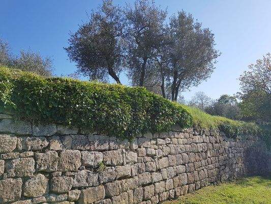 Trockenmauer zur Quelle