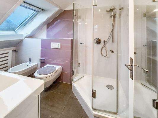 Badezimmer mit Dusche DG