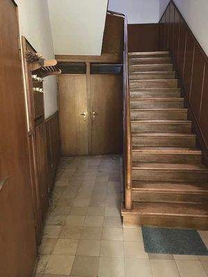 Sicht in das weitläufige Grundstück der Liegenscha