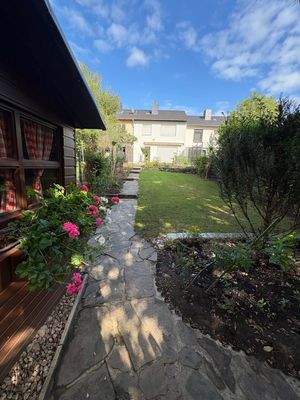 Rückansicht des Hauses und Gartenansicht