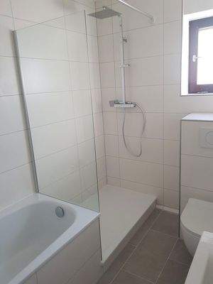 Bad (Dusche und Badewanne)