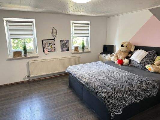 Großes Schlafzimmer mit Ankleideraum.jpg