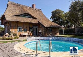Traumhafte Reetdachidylle mit Pool im Garten