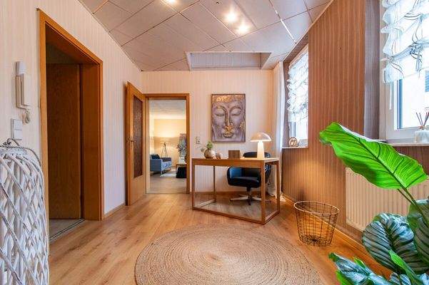 Flur in der 1. Etage mit Platz für Arbeitsbereich 