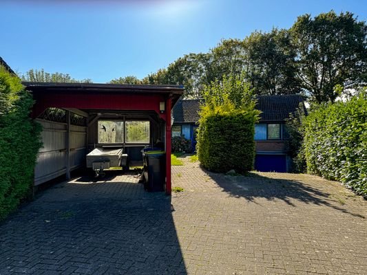 Ansicht mit Carport