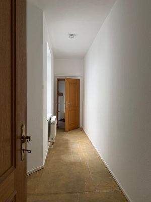 Langer Flur mit offener Tür