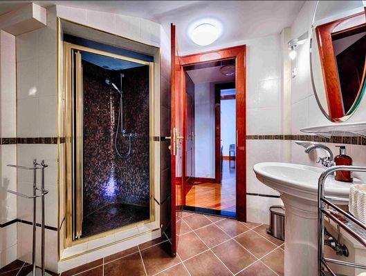 Badezimmer mit hochwertiger Ausstattung 