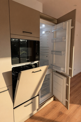 Offener, heller Bereich fuer Kueche, Esszimmer und