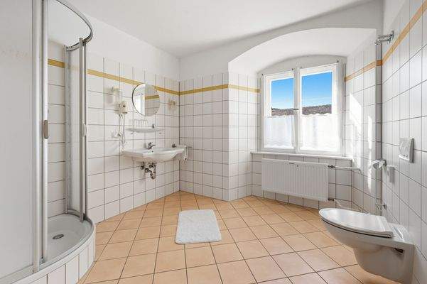 einer der Badezimmer zum Hotelzimmer