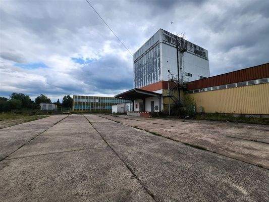 Lager und Freifläche