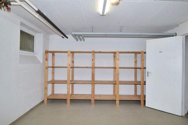 Einbau-Regal im Kellerraum