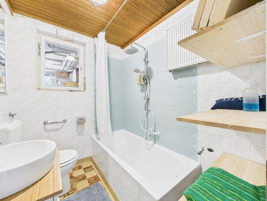 Bad mit Dusche in der Wanne Kellergeschoss