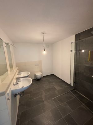 Badezimmer 1.jpg