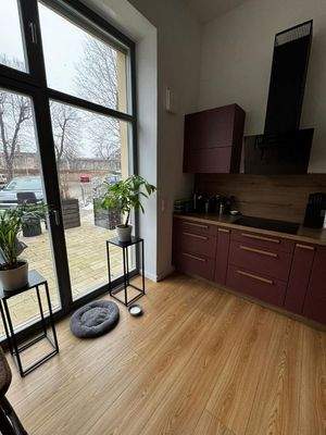 Sicht aus der Küche auf eine Terasse