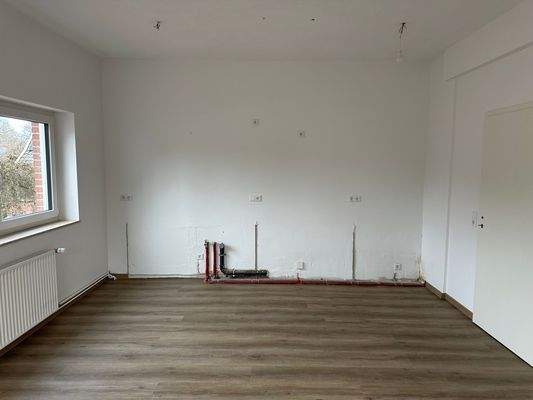 Leeres Wohnzimmer mit Fenster