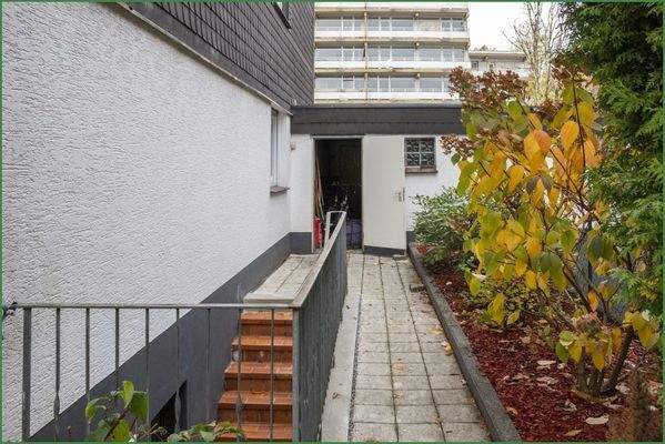 Weg von der Garage in den Garten