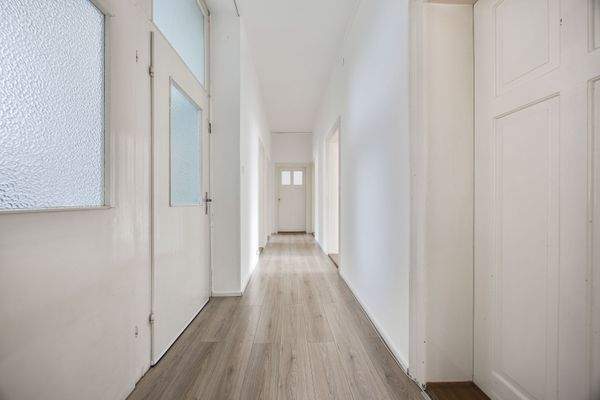 Zentraler Flur mit Zugang zu allen Wohnräumen, hell und übersichtlich | Wohnung im 1. Obergeschoss