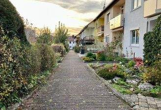 Abendsonne vor dem Haus.jpg