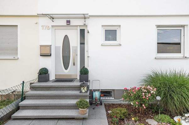 Eingangsbereich und Vorgarten