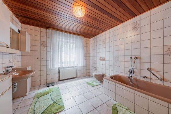 Rechts: Badezimmer