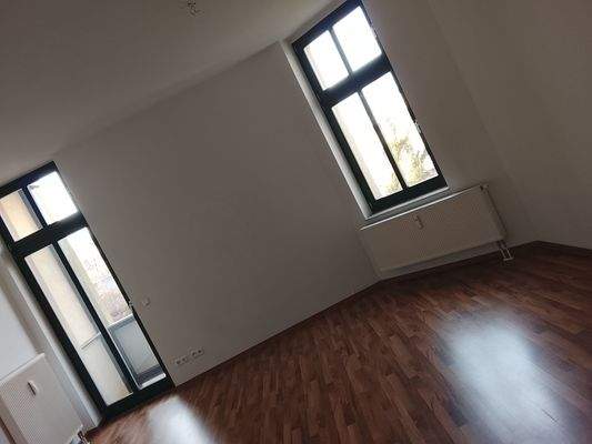 Wohnzimmer mit Balkon.jpg