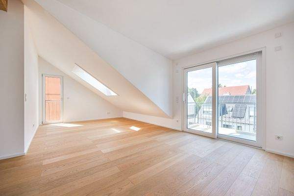 Lichtdurchfluteter Wohnbereich mit Zugang auf den sonnigen Balkon