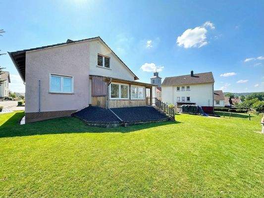 Rückansicht der Immobilie mit angebautem Wintergarten