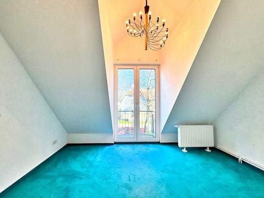 Schlafzimmer Ost mit Balkon