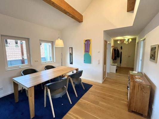 Essbereich mit Blick auf Flur