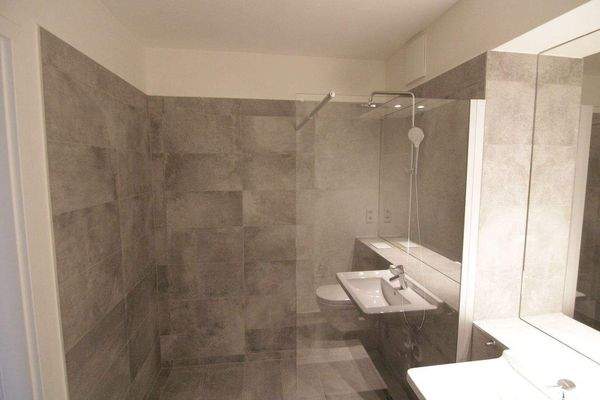 Elegantes Bad mit großer Dusche