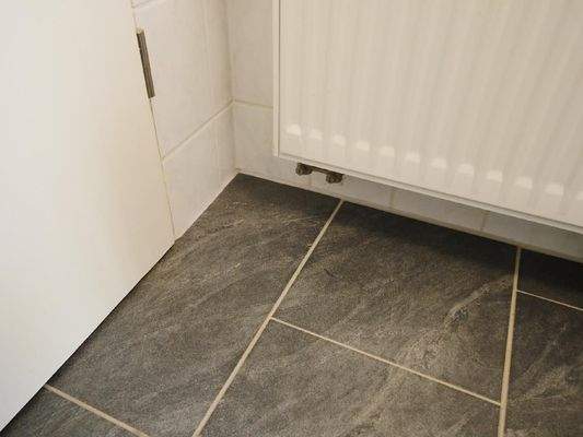  WOHNUNG: Fliesenboden im BAD