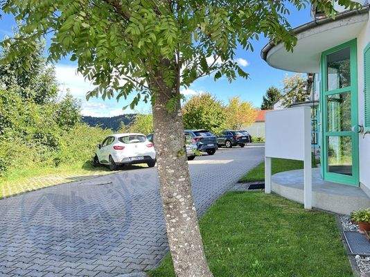 Zugang zum Gebäude,  Parkmöglichkeiten auch für Gäste