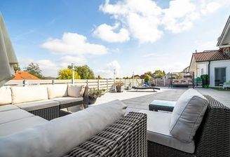 Tennisplatzgroße Terrasse