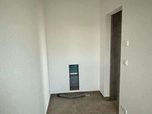 Speisekammer (hinter Küche) (2).jpeg