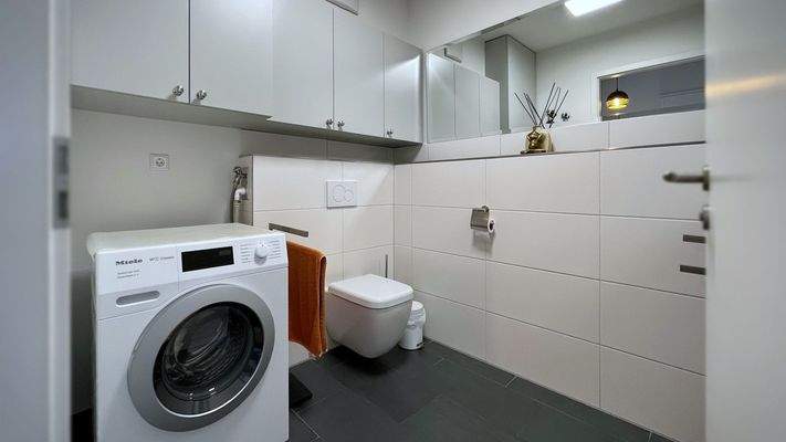 Gäste-WC mit Waschmaschinenanschluss