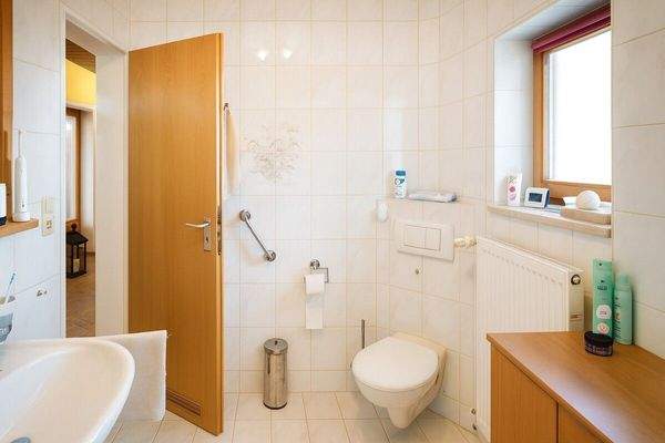 Badezimmer mit Tageslicht, WC, Waschbecken, Badewanne