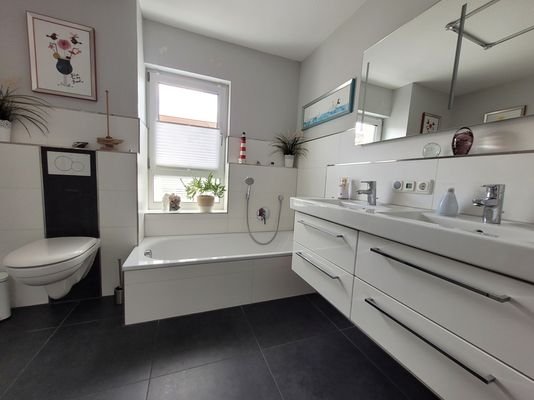 Badezimmer mit Fenster, WC