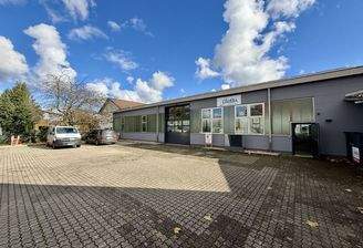 Außenansicht mit Parkplätzen