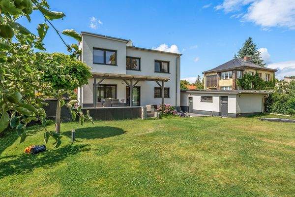 Gartenansicht Haus und Garage