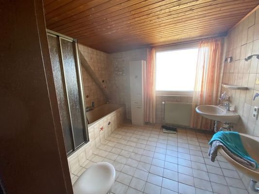 Bad mit Wanne & Dusche im OG