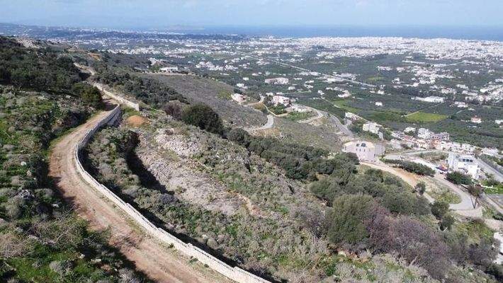 Kreta, Malaxa: Grundstück mit Blick auf Meer und Stadt zu verkaufen