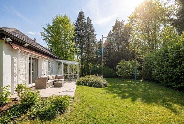 Terrasse - Garten mit Ostausrichtung (KI-Frühling)