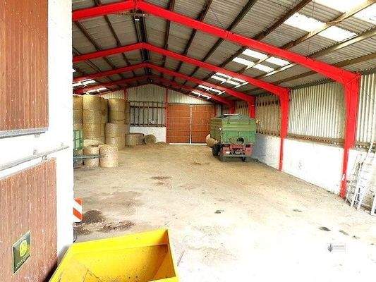 Halle mit 2 Durchfahrttoren mit 5 x 4 Metern