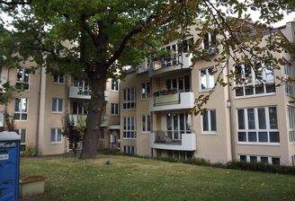 Frontseite mit Baumbestand